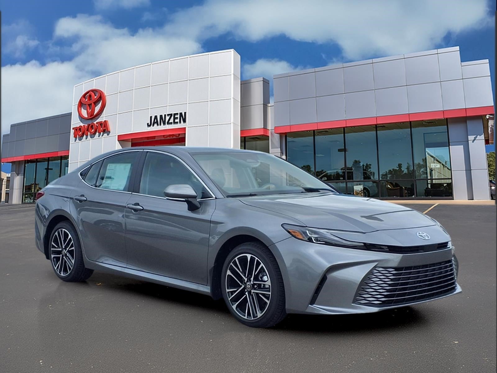 2026 Toyota Camry XLE Hybrid's photo