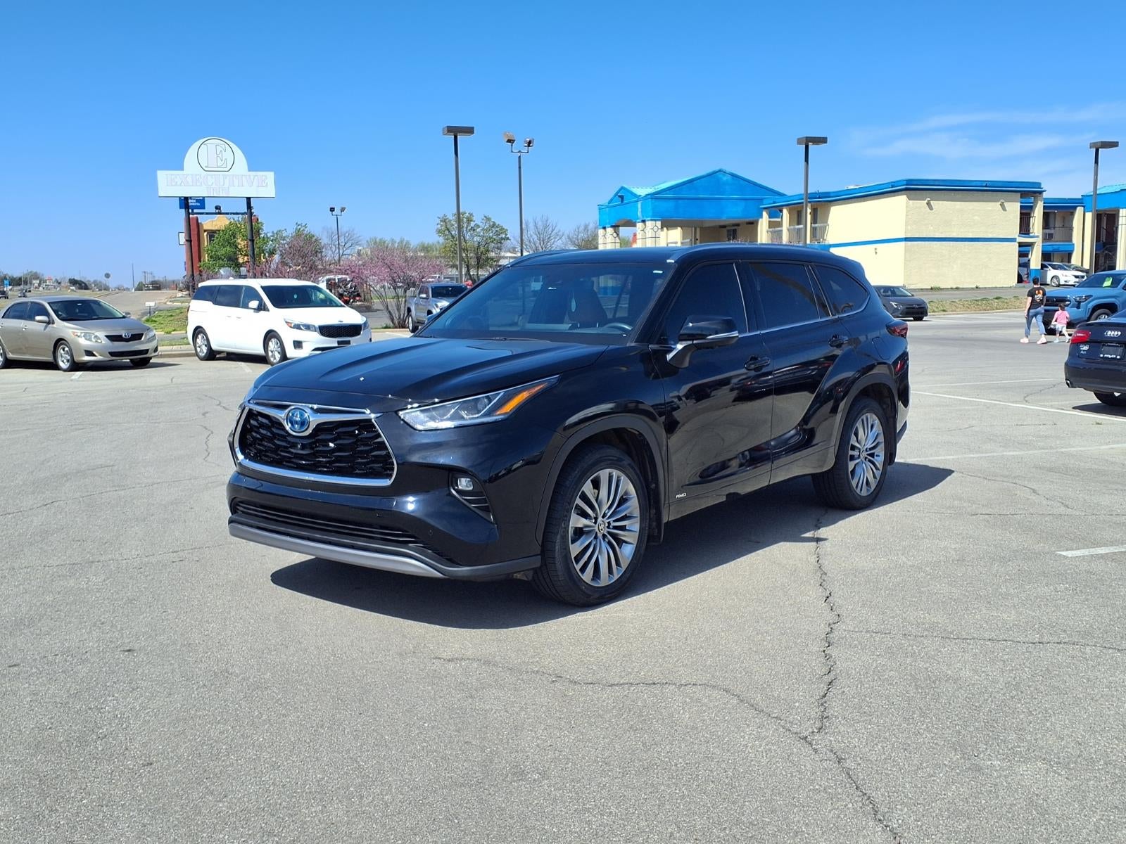 2023 Toyota Highlander Hybrid Platinum