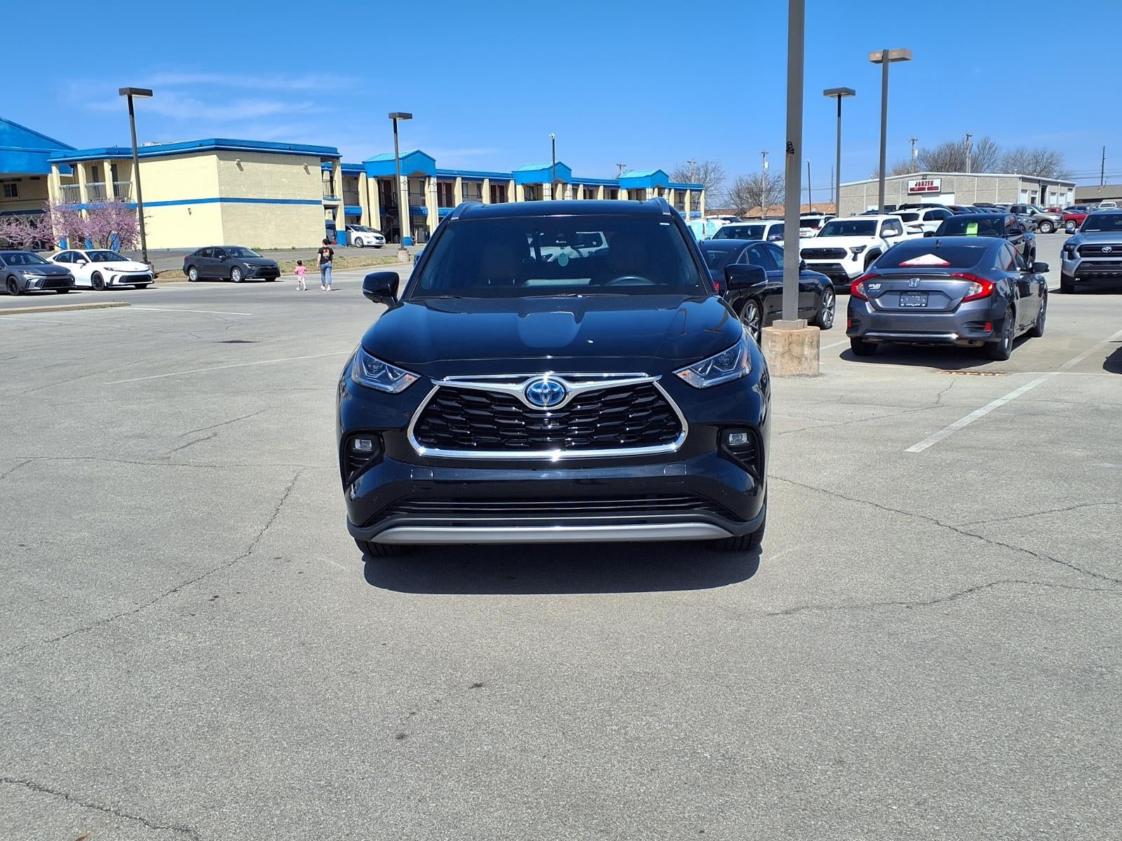 2023 Toyota Highlander Hybrid Platinum