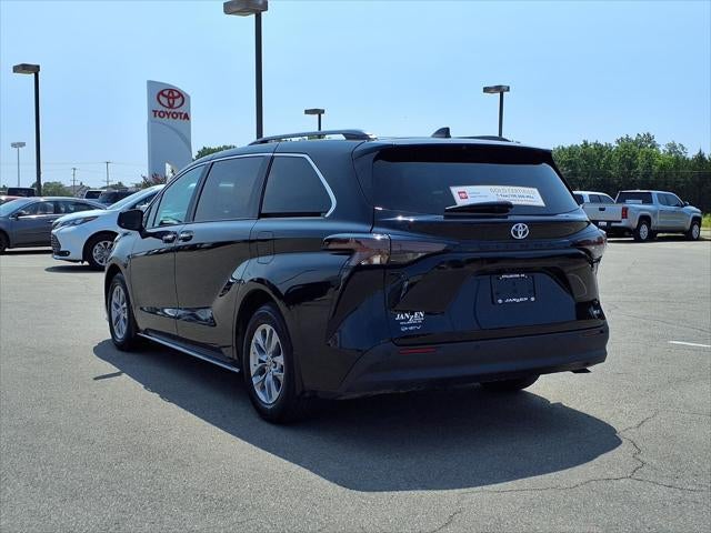 2025 Toyota Sienna XLE 8 Passenger