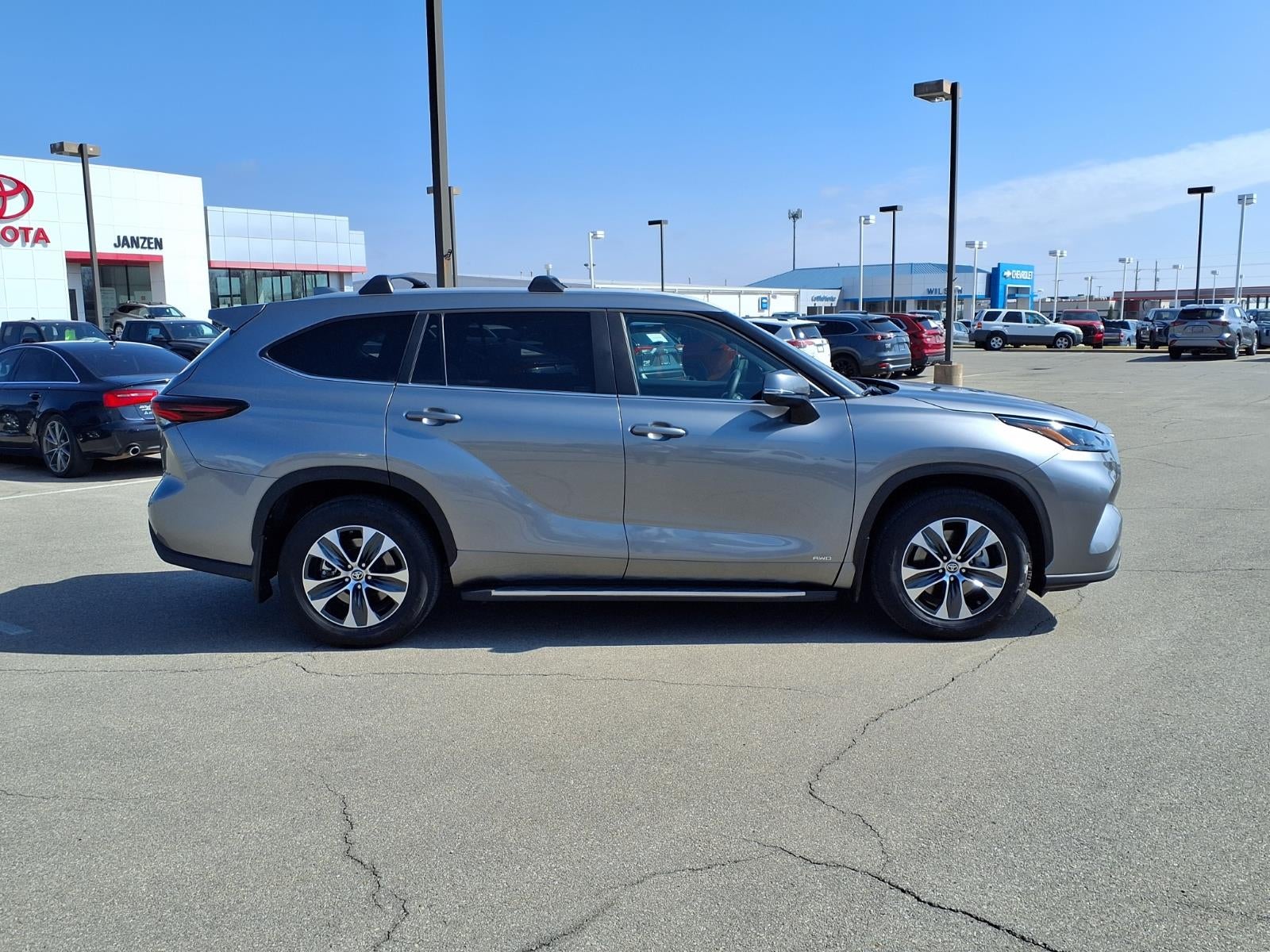 2025 Toyota Highlander Hybrid XLE